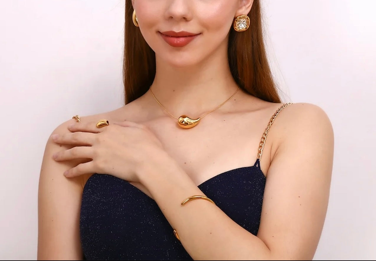 TEARDROP NECKLACE