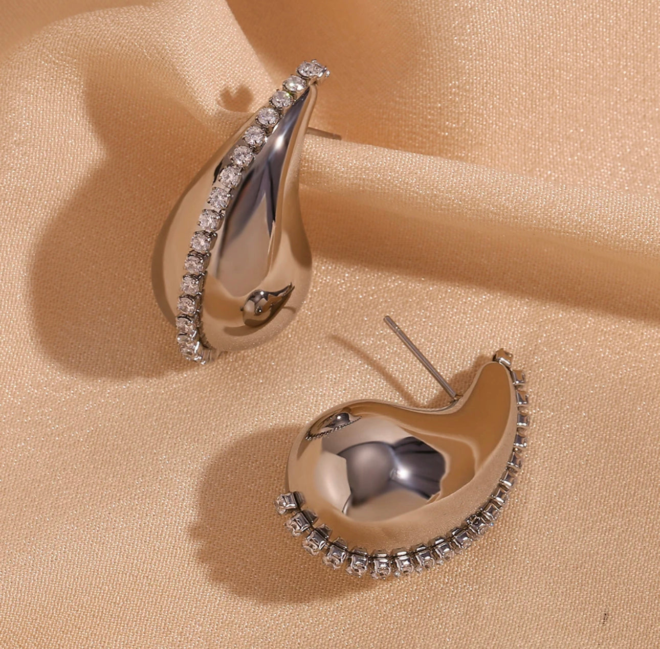 EMELLY DROPS EARRINGS